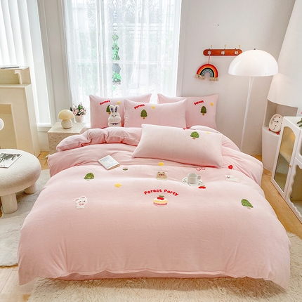 眷恋家纺 2025新款牛奶绒毛巾绣四件套 动物森林-浅粉