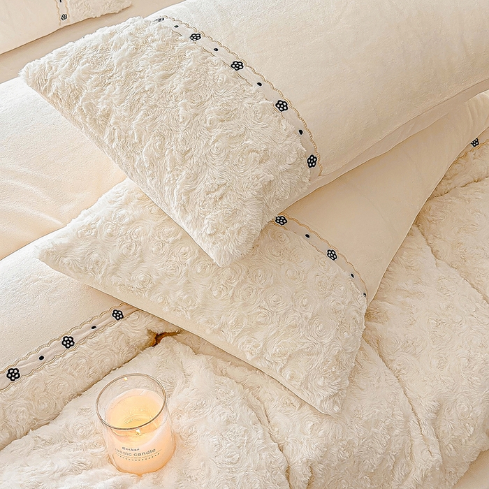 91家纺网 家纺一手货源 找家纺 安莱生活 2024新款优雅獭兔牛奶绒刺绣工艺款四件套 暖暖恋-风格一 玫瑰白