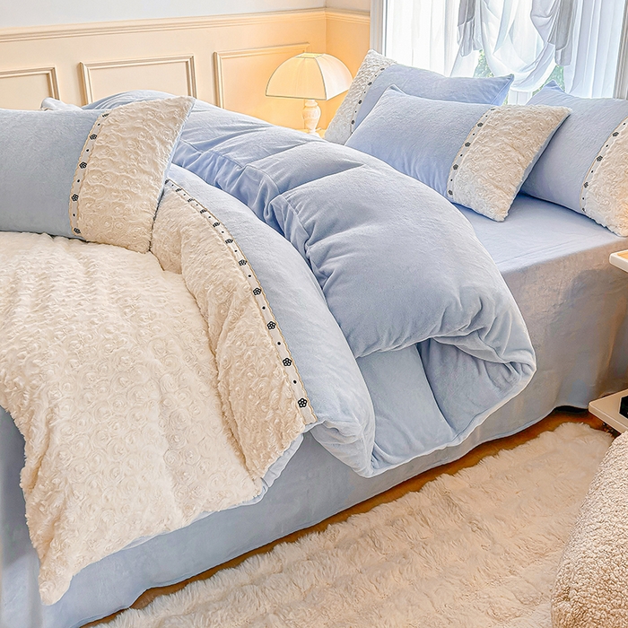 91家纺网 家纺一手货源 找家纺 安莱生活 2024新款优雅獭兔牛奶绒刺绣工艺款四件套 暖暖恋-风格一 玫瑰蓝