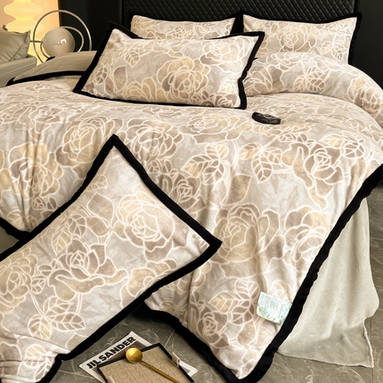 91家纺网 家纺一手货源 找家纺 （总）多乐家纺 2024新款高克重加厚保暖立体雕花牛奶绒宽包边四件套