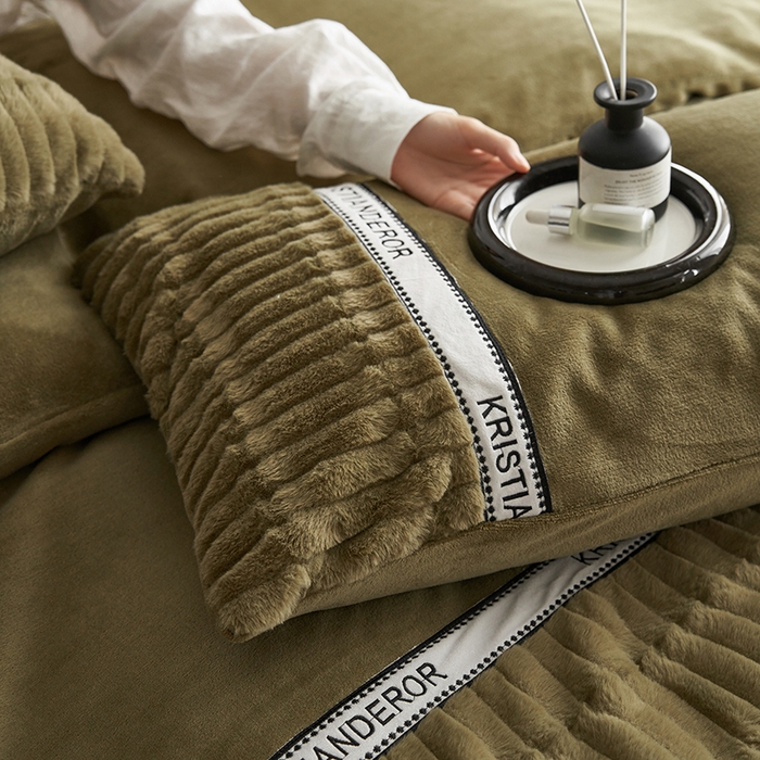 91家纺网 家纺一手货源 找家纺 安莱生活 2024新款美拉德英伦风獭兔牛奶绒刺绣工艺款四件套-风格一 波澜松绿