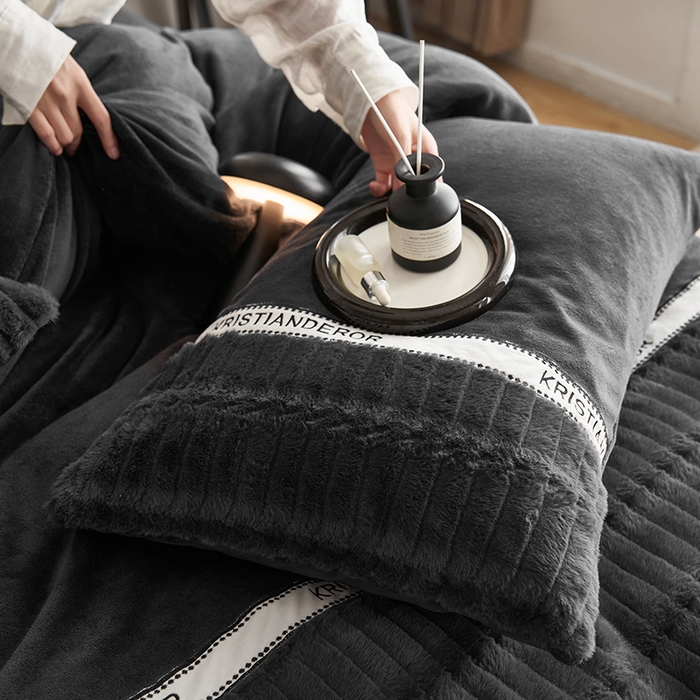 91家纺网 家纺一手货源 找家纺 安莱生活 2024新款美拉德英伦风獭兔牛奶绒刺绣工艺款四件套-风格一 波澜黛黑