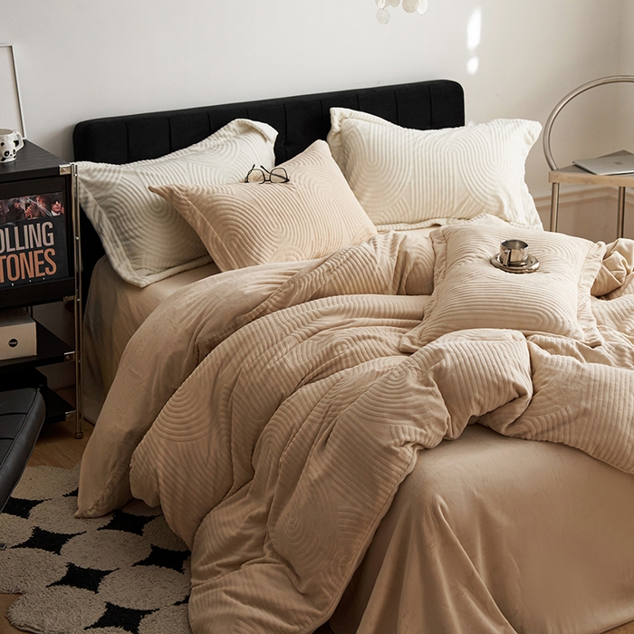 91家纺网 家纺一手货源 找家纺 安莱生活 2024新款牛奶绒提花烂花年纪系列四件套-风格一 年纪-杏