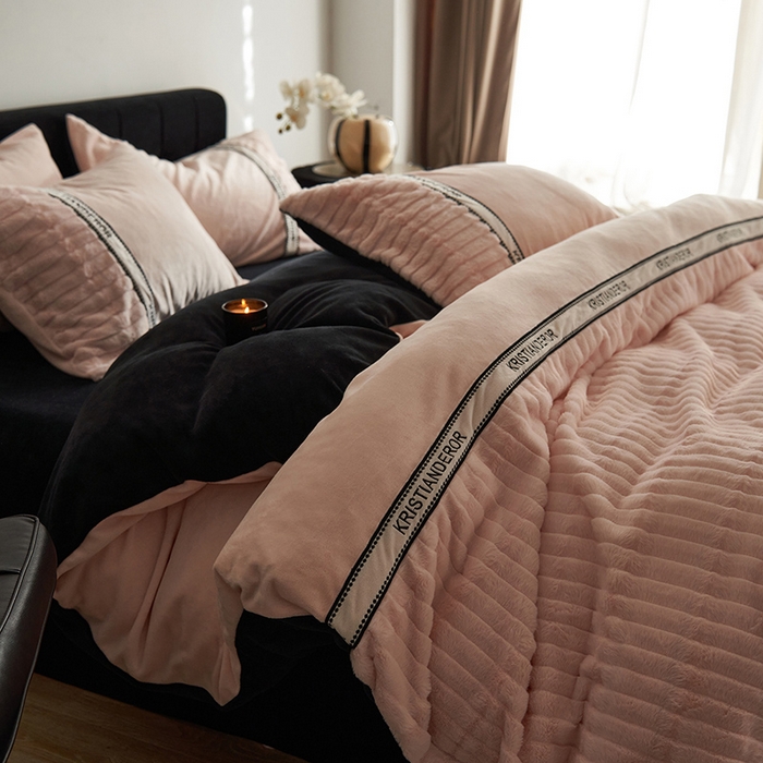 91家纺网 家纺一手货源 找家纺 安莱生活 2024新款美拉德英伦风獭兔牛奶绒刺绣工艺款四件套-风格二 波澜复古粉