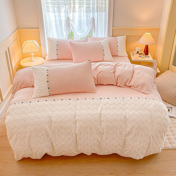 91家纺网 家纺一手货源 找家纺 安莱生活 2024新款优雅獭兔牛奶绒刺绣工艺款四件套 暖暖恋-风格一 玫瑰粉