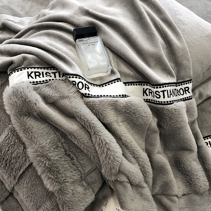 91家纺网 家纺一手货源 找家纺 安莱生活 2024新款美拉德苏格兰獭兔牛奶绒刺绣工艺款四件套-风格二 光影银灰