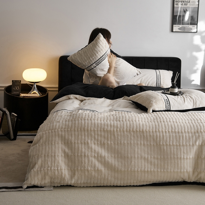 91家纺网 家纺一手货源 找家纺 （总）安莱生活 2024新款美拉德英伦风獭兔牛奶绒刺绣工艺款四件套-风格一