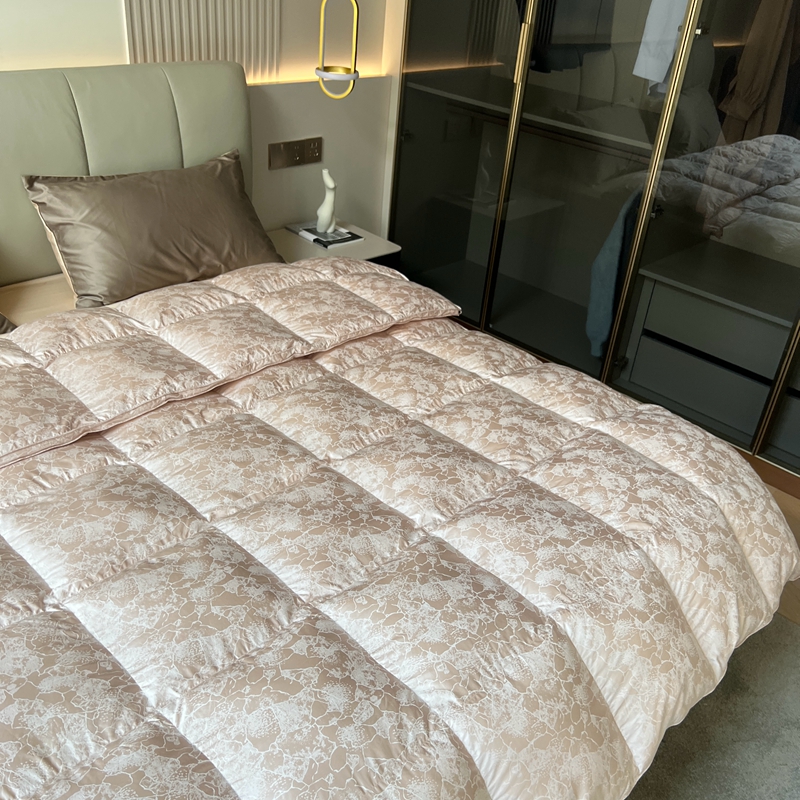 91家纺网 家纺一手货源 找家纺 静若居 2024新款高精密真丝提花羽绒被壳婚庆款羽绒被壳厂家 豆沙粉2