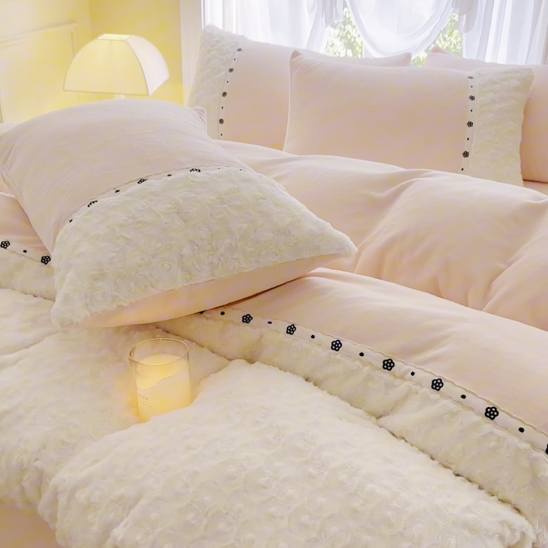 91家纺网 家纺一手货源 找家纺 安莱生活 2024新款优雅獭兔牛奶绒刺绣工艺款四件套 暖暖恋-风格一 玫瑰粉