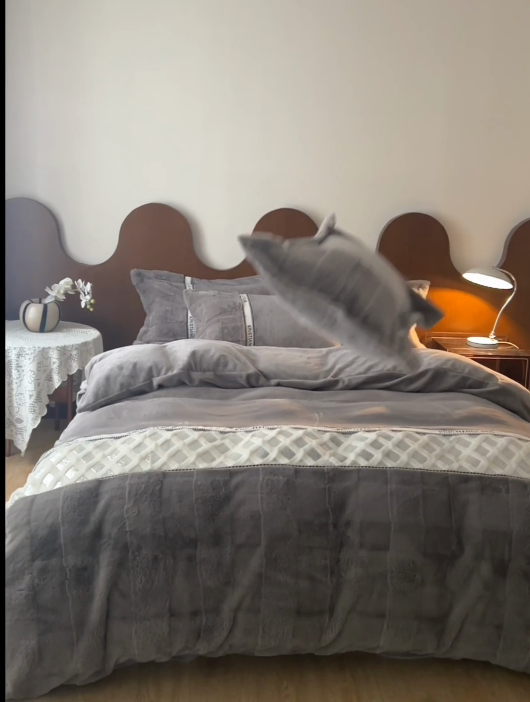 91家纺网 家纺一手货源 找家纺 安莱生活 2024新款美拉德苏格兰獭兔牛奶绒刺绣工艺款四件套-风格一 光影银灰