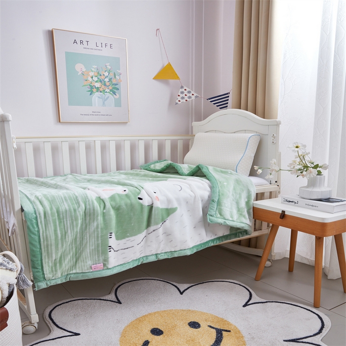 91家纺网 家纺一手货源 找家纺 凯轩毛毛毯毯子网销专供 2024新款加厚保暖儿童印花云毛毯毯子系列 大白熊  绿