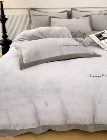 91家纺网 家纺一手货源 找家纺 大渔生活 2025新款牛奶绒刺绣四件套-玫瑰故事 玫瑰故事-灰色