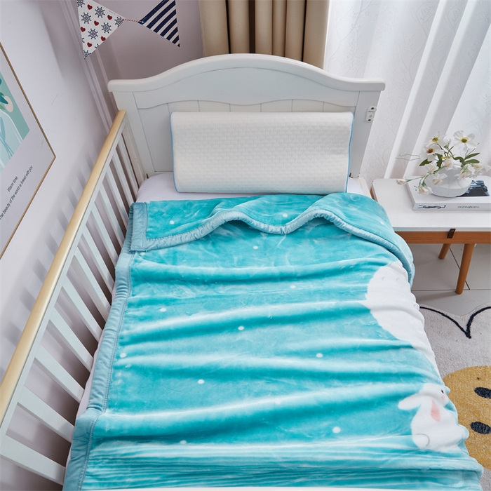 91家纺网 家纺一手货源 找家纺 凯轩毛毛毯毯子网销专供 2024新款加厚保暖儿童印花云毛毯毯子系列 大白熊 浅蓝