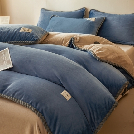91家纺网 家纺一手货源 找家纺 麦空家居 2025新款220克高克重牛奶绒包边四件套-晴天 宾利蓝