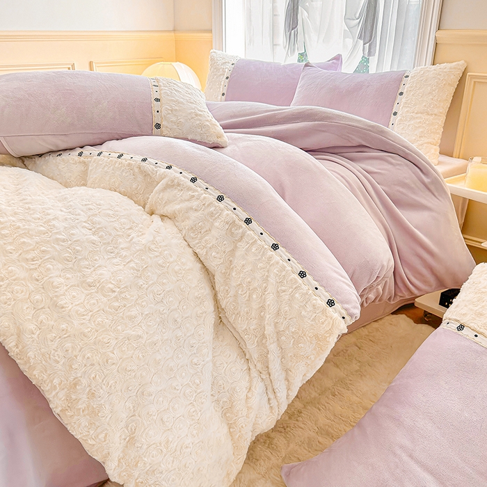 91家纺网 家纺一手货源 找家纺 安莱生活 2024新款优雅獭兔牛奶绒刺绣工艺款四件套 暖暖恋-风格一 玫瑰紫