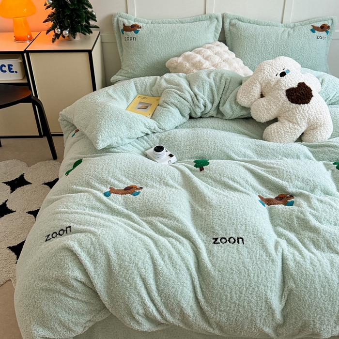 91家纺网 家纺一手货源 找家纺 萝莉家纺 2024新款加厚泰迪绒毛巾绣四件套 腊肠狗蓝