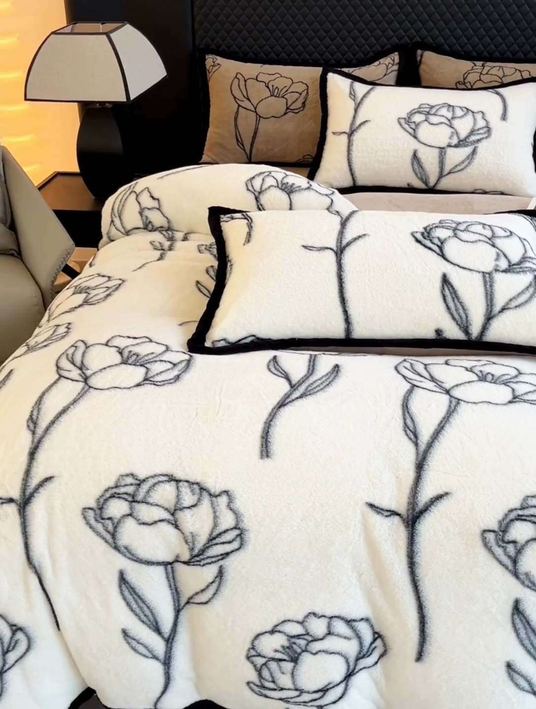 91家纺网 家纺一手货源 找家纺 多乐家纺 2024新款高克重加厚保暖轻奢印花兔毛绒宽包边四件套 兔毛-玫瑰-奶白