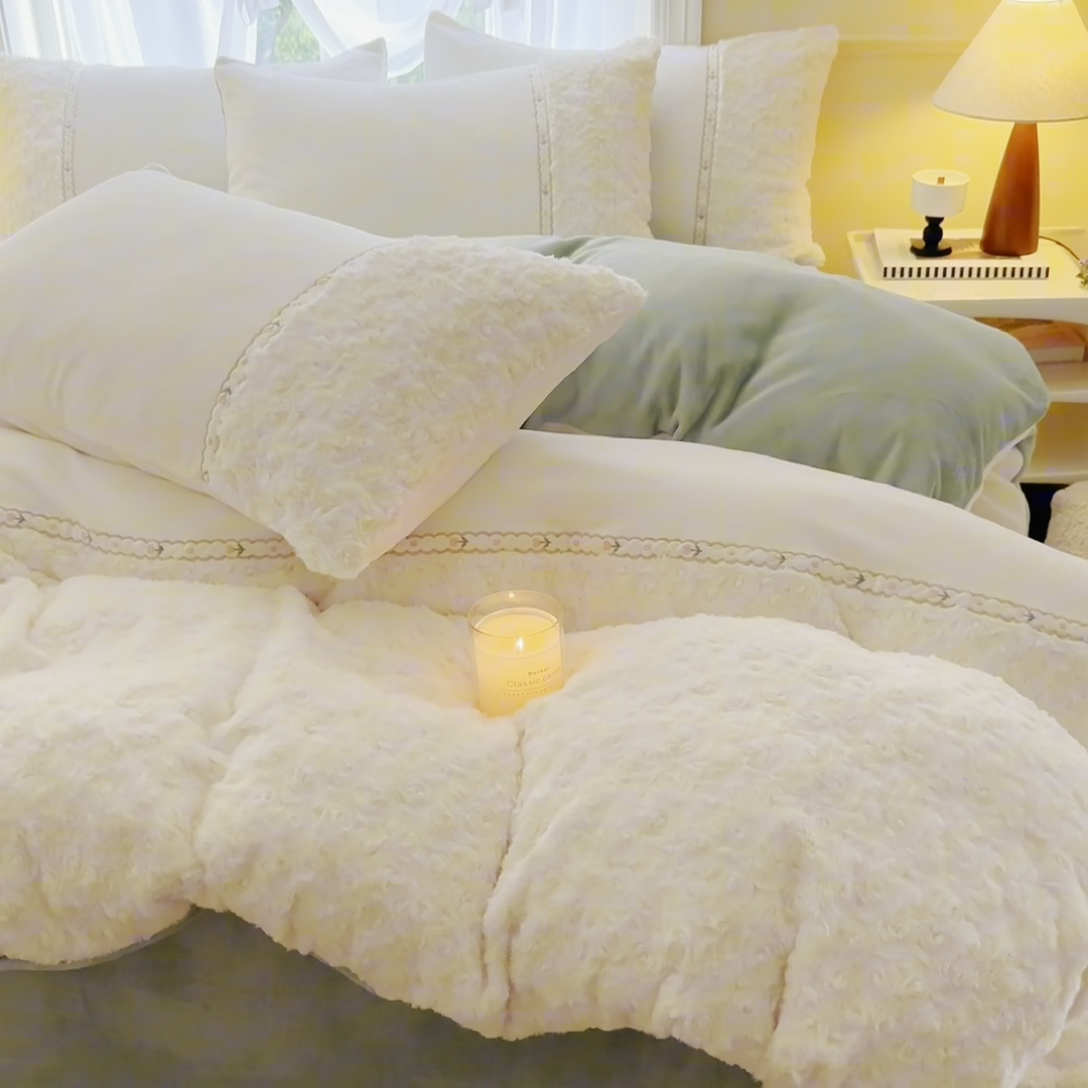 91家纺网 家纺一手货源 找家纺 安莱生活 2024新款优雅獭兔牛奶绒刺绣工艺款四件套 暖暖恋-风格二 白颜绿