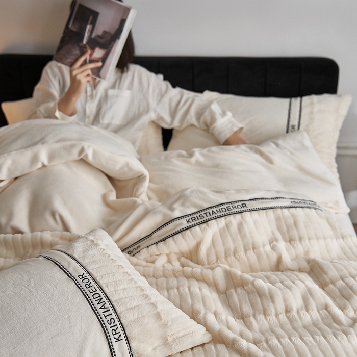 91家纺网 家纺一手货源 找家纺 安莱生活 2024新款美拉德英伦风獭兔牛奶绒刺绣工艺款四件套-风格一 波澜乳白