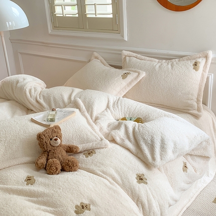 91家纺网 家纺一手货源 找家纺 萝莉家纺 2024新款加厚泰迪绒毛巾绣四件套 小熊奶白