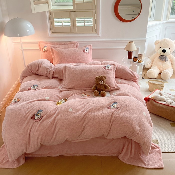 91家纺网 家纺一手货源 找家纺 萝莉家纺 2024新款加厚泰迪绒毛巾绣四件套 小木马少女粉