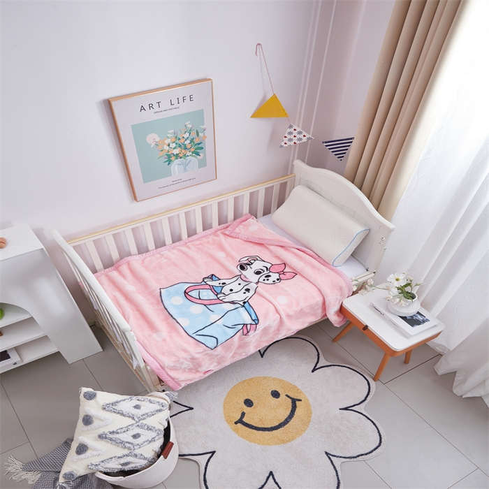 91家纺网 家纺一手货源 找家纺 凯轩毛毛毯毯子网销专供 2024新款加厚保暖儿童印花云毛毯毯子系列 斑点狗  粉