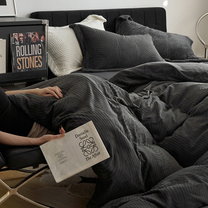 91家纺网 家纺一手货源 找家纺 安莱生活 2024新款牛奶绒提花烂花年纪系列四件套-风格一 年纪-灰