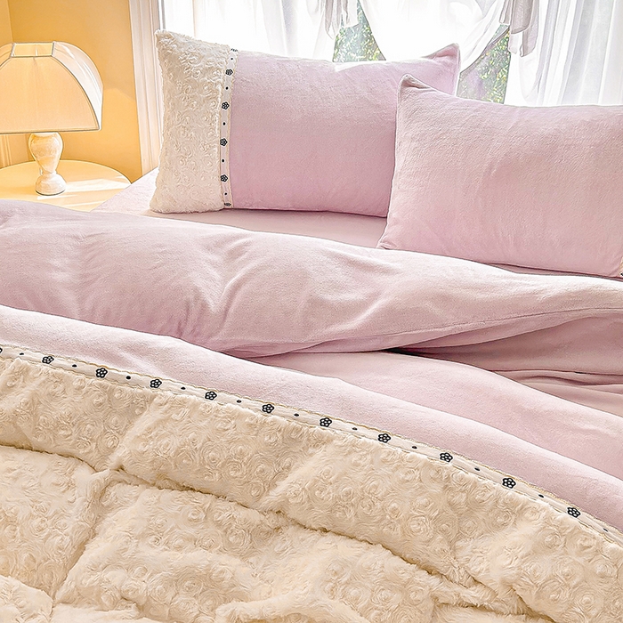 91家纺网 家纺一手货源 找家纺 安莱生活 2024新款优雅獭兔牛奶绒刺绣工艺款四件套 暖暖恋-风格一 玫瑰紫