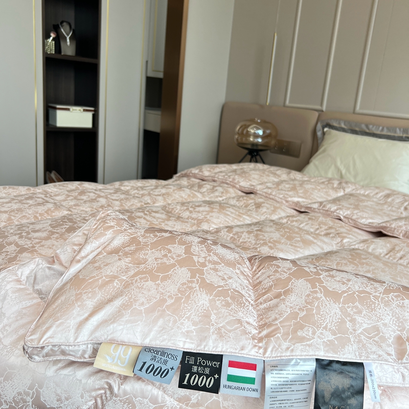 91家纺网 家纺一手货源 找家纺 静若居 2024新款高精密真丝提花羽绒被壳婚庆款羽绒被壳厂家 豆沙粉1