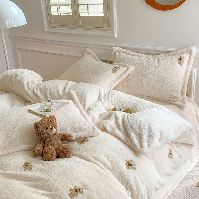 91家纺网 家纺一手货源 找家纺 萝莉家纺 2024新款加厚泰迪绒毛巾绣四件套 小熊奶白