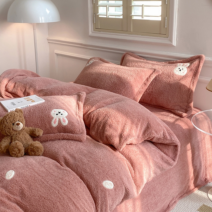 91家纺网 家纺一手货源 找家纺 萝莉家纺 2024新款加厚泰迪绒毛巾绣四件套 小兔茶粉