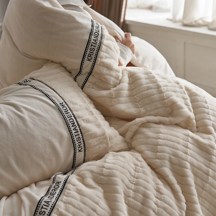 91家纺网 家纺一手货源 找家纺 安莱生活 2024新款美拉德英伦风獭兔牛奶绒刺绣工艺款四件套-风格一 波澜乳白