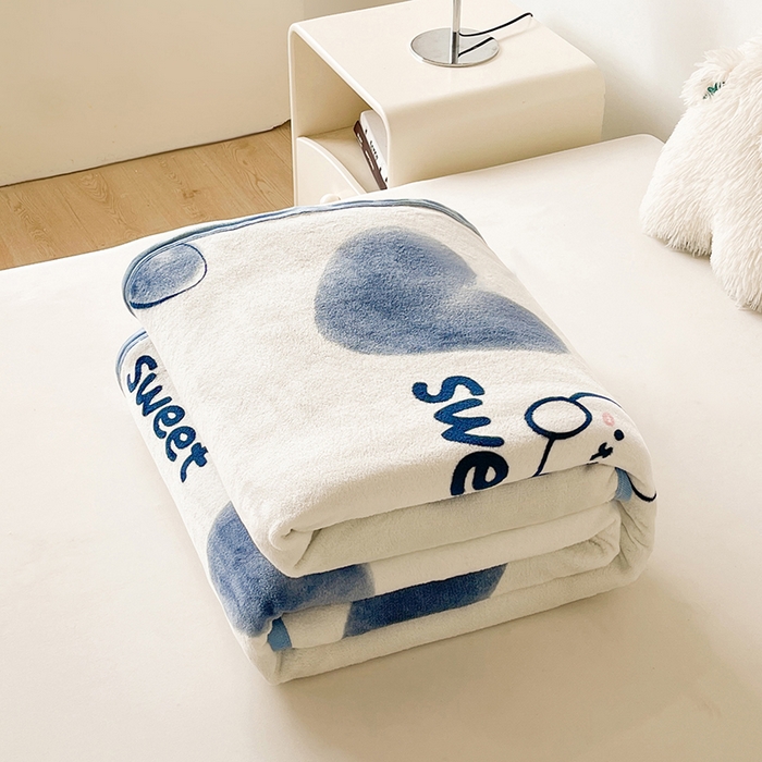 91家纺网 家纺一手货源 找家纺 千荨 2024新款多功能牛奶绒毛毯 蓝心小熊