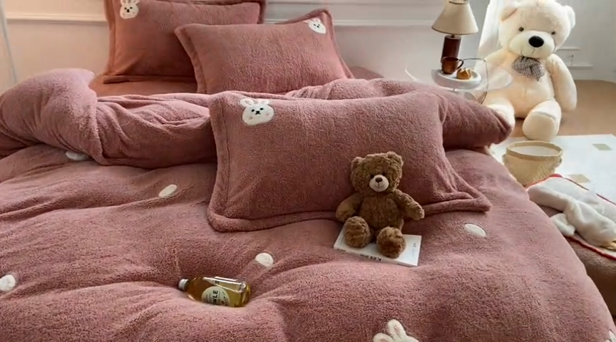 91家纺网 家纺一手货源 找家纺 萝莉家纺 2024新款加厚泰迪绒毛巾绣四件套 小兔茶粉