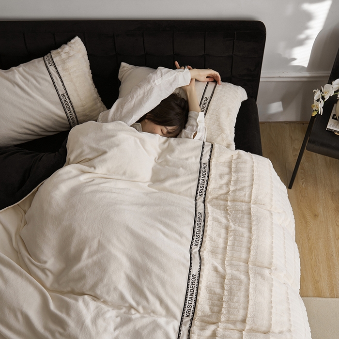 91家纺网 家纺一手货源 找家纺 安莱生活 2024新款美拉德英伦风獭兔牛奶绒刺绣工艺款四件套-风格一 波澜墨白