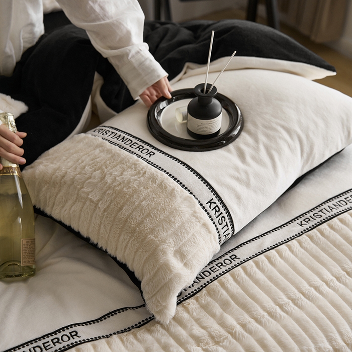 91家纺网 家纺一手货源 找家纺 安莱生活 2024新款美拉德英伦风獭兔牛奶绒刺绣工艺款四件套-风格一 波澜墨白