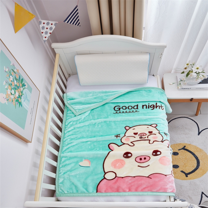 91家纺网 家纺一手货源 找家纺 凯轩毛毛毯毯子网销专供 2024新款加厚保暖儿童印花云毛毯毯子系列 卡通猪  绿