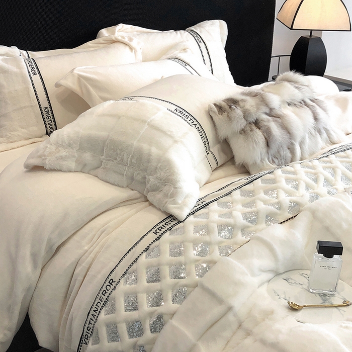 91家纺网 家纺一手货源 找家纺 安莱生活 2024新款美拉德苏格兰獭兔牛奶绒刺绣工艺款四件套-风格二 光影白