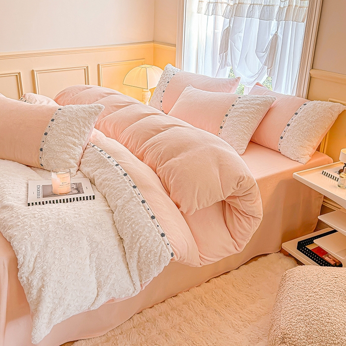 91家纺网 家纺一手货源 找家纺 安莱生活 2024新款优雅獭兔牛奶绒刺绣工艺款四件套 暖暖恋-风格一 玫瑰粉