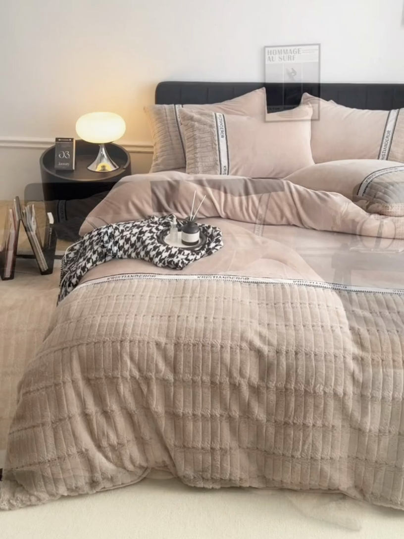 91家纺网 家纺一手货源 找家纺 安莱生活 2024新款美拉德英伦风獭兔牛奶绒刺绣工艺款四件套-风格一 波澜卡其