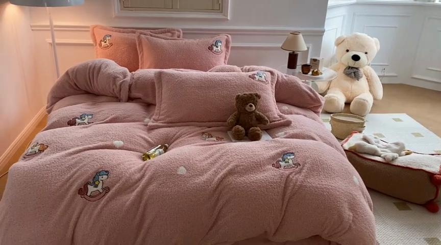 91家纺网 家纺一手货源 找家纺 萝莉家纺 2024新款加厚泰迪绒毛巾绣四件套 小木马少女粉