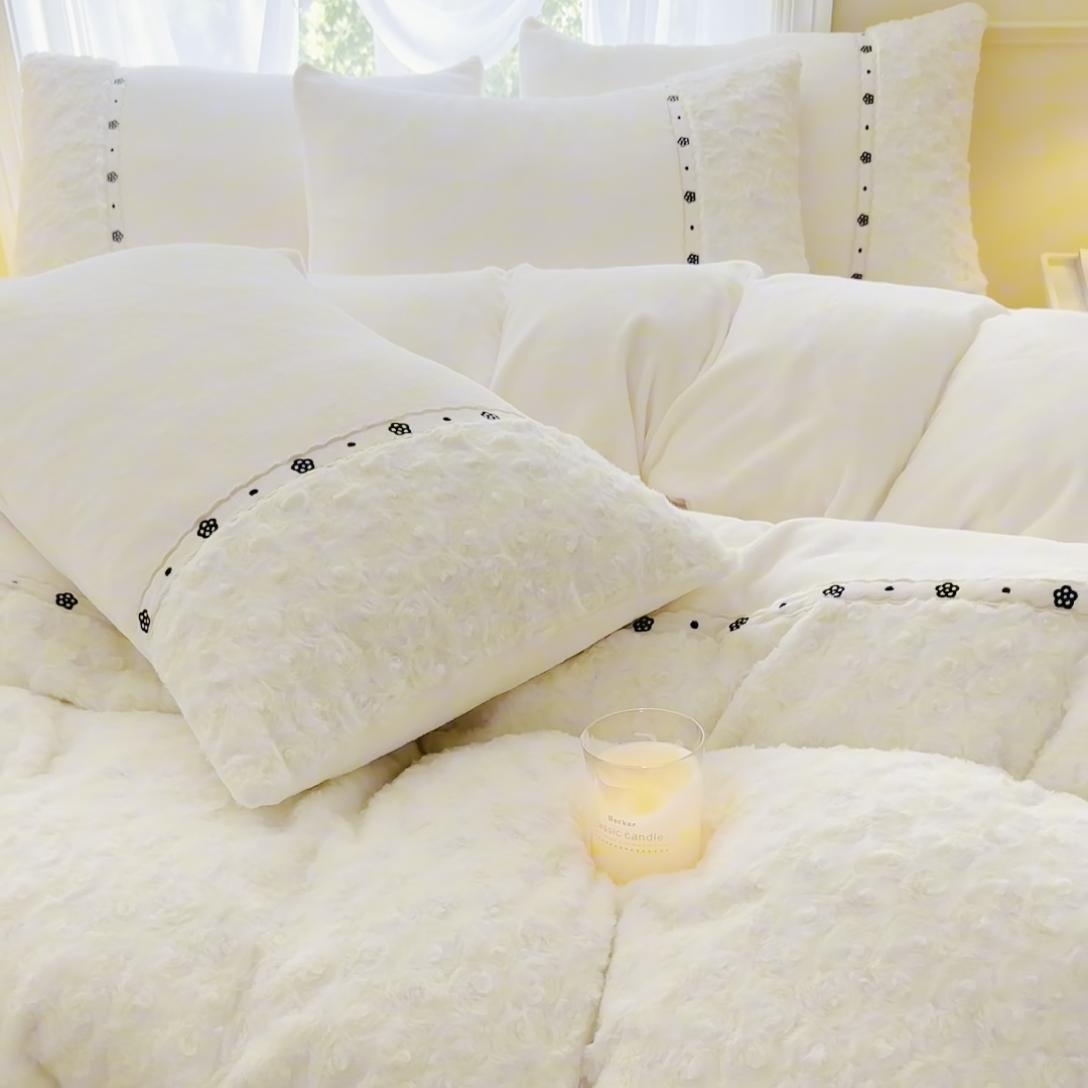 91家纺网 家纺一手货源 找家纺 安莱生活 2024新款优雅獭兔牛奶绒刺绣工艺款四件套 暖暖恋-风格一 玫瑰白