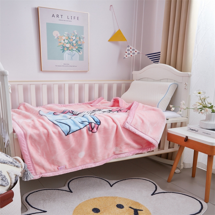 91家纺网 家纺一手货源 找家纺 凯轩毛毛毯毯子网销专供 2024新款加厚保暖儿童印花云毛毯毯子系列 斑点狗  粉