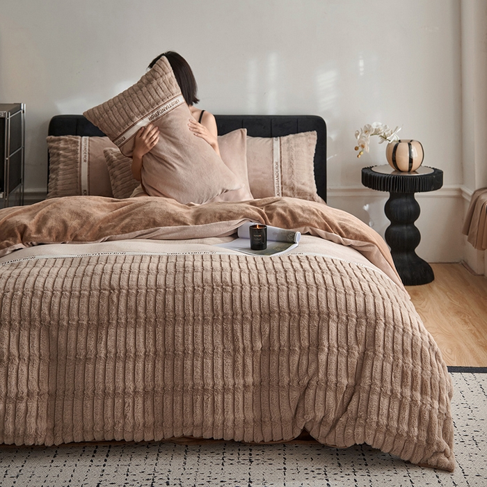 91家纺网 家纺一手货源 找家纺 （总）安莱生活 2024新款美拉德英伦风獭兔牛奶绒刺绣工艺款四件套-风格二