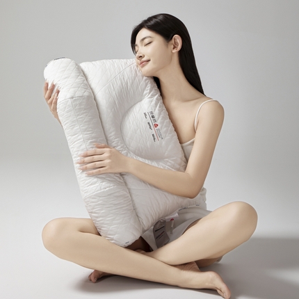 91家纺网 家纺一手货源 找家纺 （总）桂雅居 2024新款防螨抗菌按摩师乳胶枕枕头枕芯-模特图（大客户微信私聊）