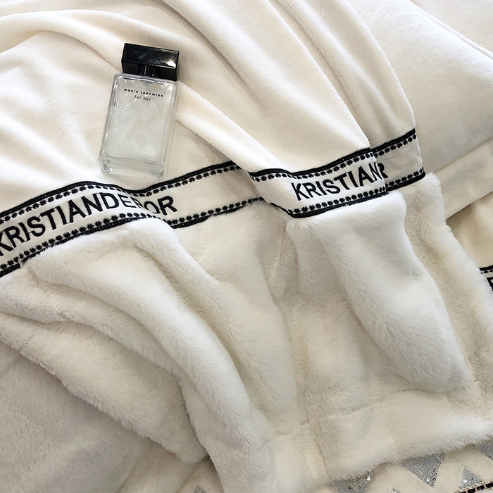 91家纺网 家纺一手货源 找家纺 安莱生活 2024新款美拉德苏格兰獭兔牛奶绒刺绣工艺款四件套-风格二 光影咖