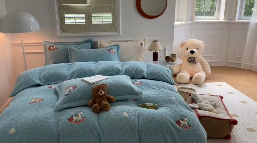 91家纺网 家纺一手货源 找家纺 萝莉家纺 2024新款加厚泰迪绒毛巾绣四件套 小木马水兰