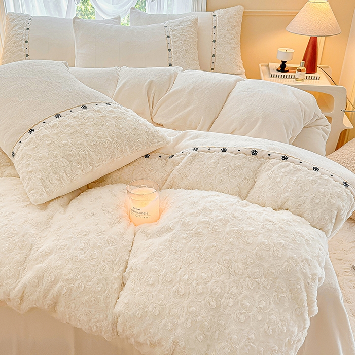 91家纺网 家纺一手货源 找家纺 安莱生活 2024新款优雅獭兔牛奶绒刺绣工艺款四件套 暖暖恋-风格一 玫瑰白