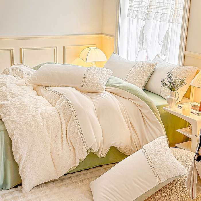 91家纺网 家纺一手货源 找家纺 安莱生活 2024新款优雅獭兔牛奶绒刺绣工艺款四件套 暖暖恋-风格二 白颜绿