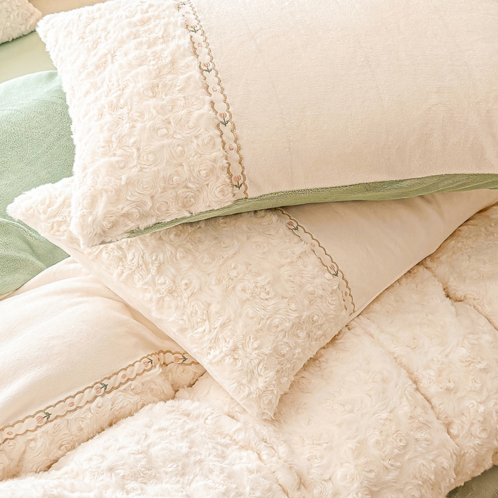 91家纺网 家纺一手货源 找家纺 （总）安莱生活 2024新款优雅獭兔牛奶绒刺绣工艺款四件套 暖暖恋-风格二